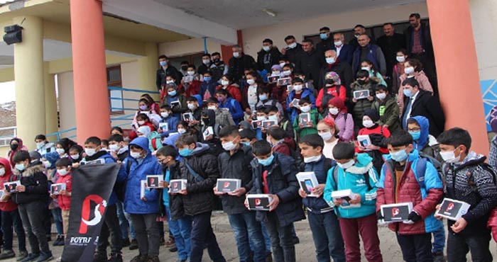 Karlıova'da 205 öğrenciye tablet hediye edildi