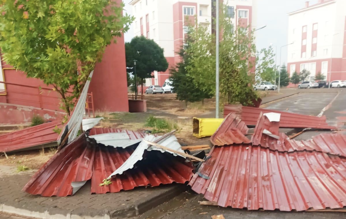 Bingöl’de fırtına çatıları uçurdu