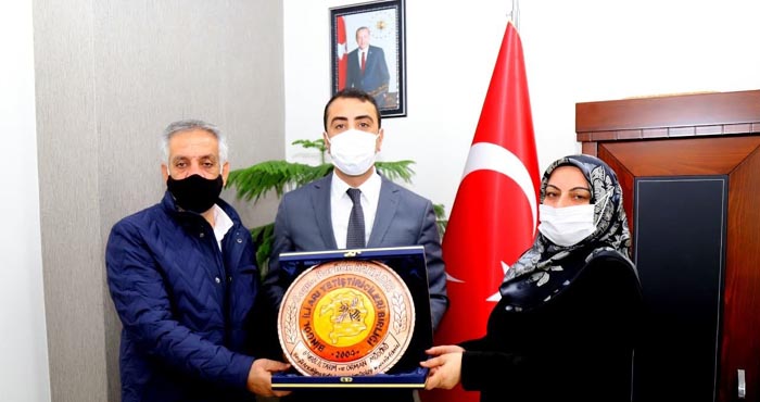Arıcılar Birliğinden Bahadır'a teşekkür plaketi