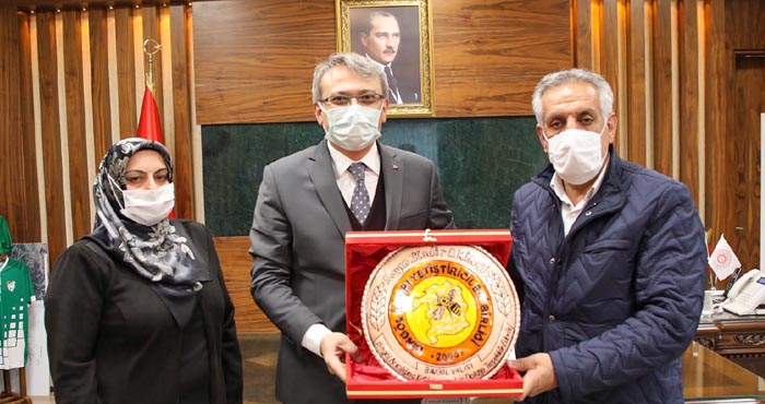 Arıcılar Birliğinden Vali Ekinci'ye teşekkür plaketi