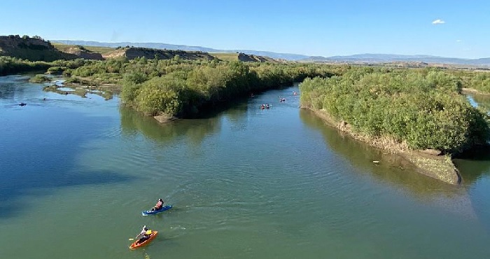 İstanbul'da yaşayan Gençlilerin Murat Nehri'nde kano keyfi