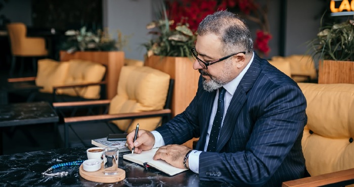 Ünlü sanatçı Delen'den sanatçılara şiirli destek