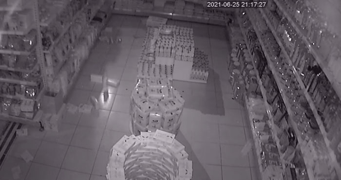 Kiğı'daki 5,2'lik deprem anı güvenlik kamerasında