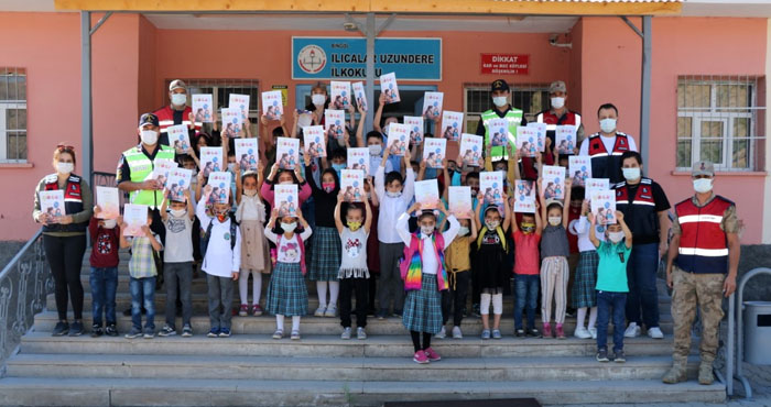 Jandarma okulun ilk gününde öğrencileri yalnız bırakmadı