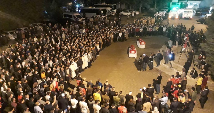 Şehit elektrik işçileri gözyaşları arasında toprağa verildi