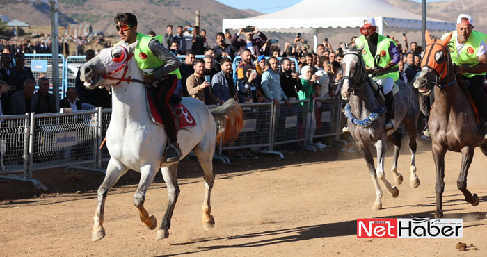 Karlıova Geleneksel at yarışları renkli görüntülere sahne oldu
