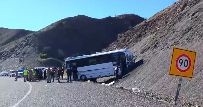 Diyarbakır yolunda yarım otobüs devrildi: 27 yaralı