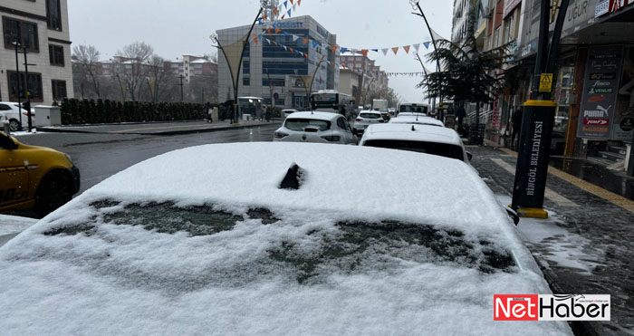 Bingöl'de kar yağışı caddeleri beyaza bürüdü