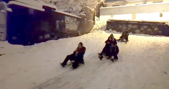 Mirzan'da çocukların karda kayak keyfi