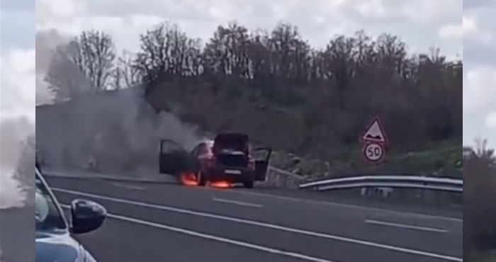 Bingöl'de seyir halindeki araç alev alev yandı
